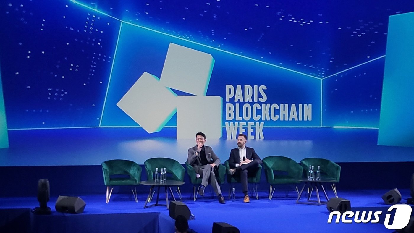 본문 이미지 - 9일(현지시간) 프랑스 파리에서 열린 파리블록체인위크(PBW) 현장에서 리차드 텅 바이낸스 CEO와 레오 슈워츠 포춘지 기자가 대담을 나누고 있다. 사진=박현영 기자