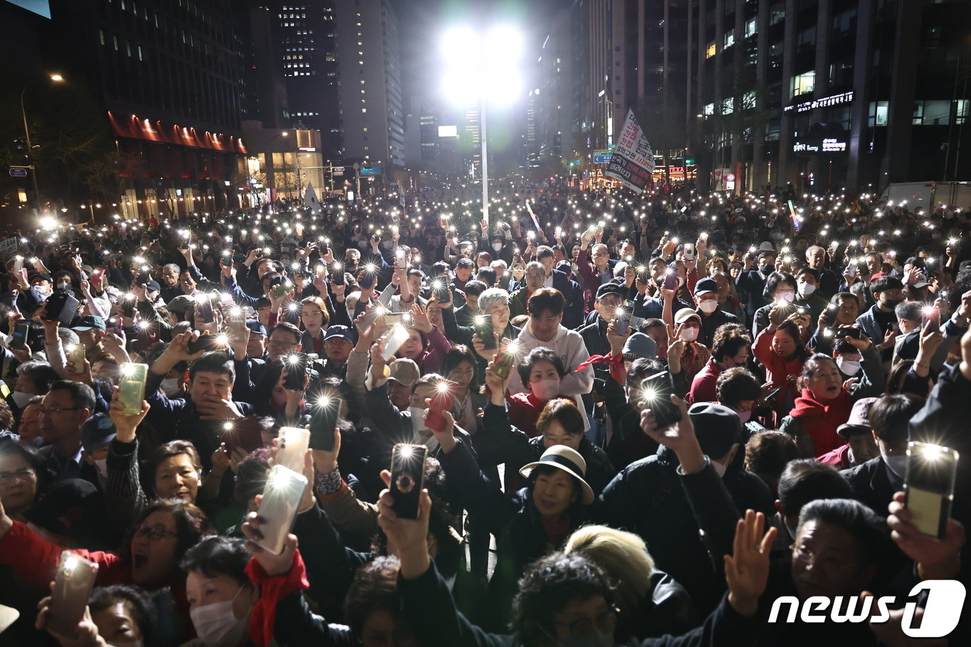 본문 이미지 - 제22대 총선을 하루 앞둔 9일 서울 청계광장에서 시민들이 유세를 지켜보며 불을 밝히고 있다. 2024.4.9/뉴스1 ⓒ News1 구윤성 기자