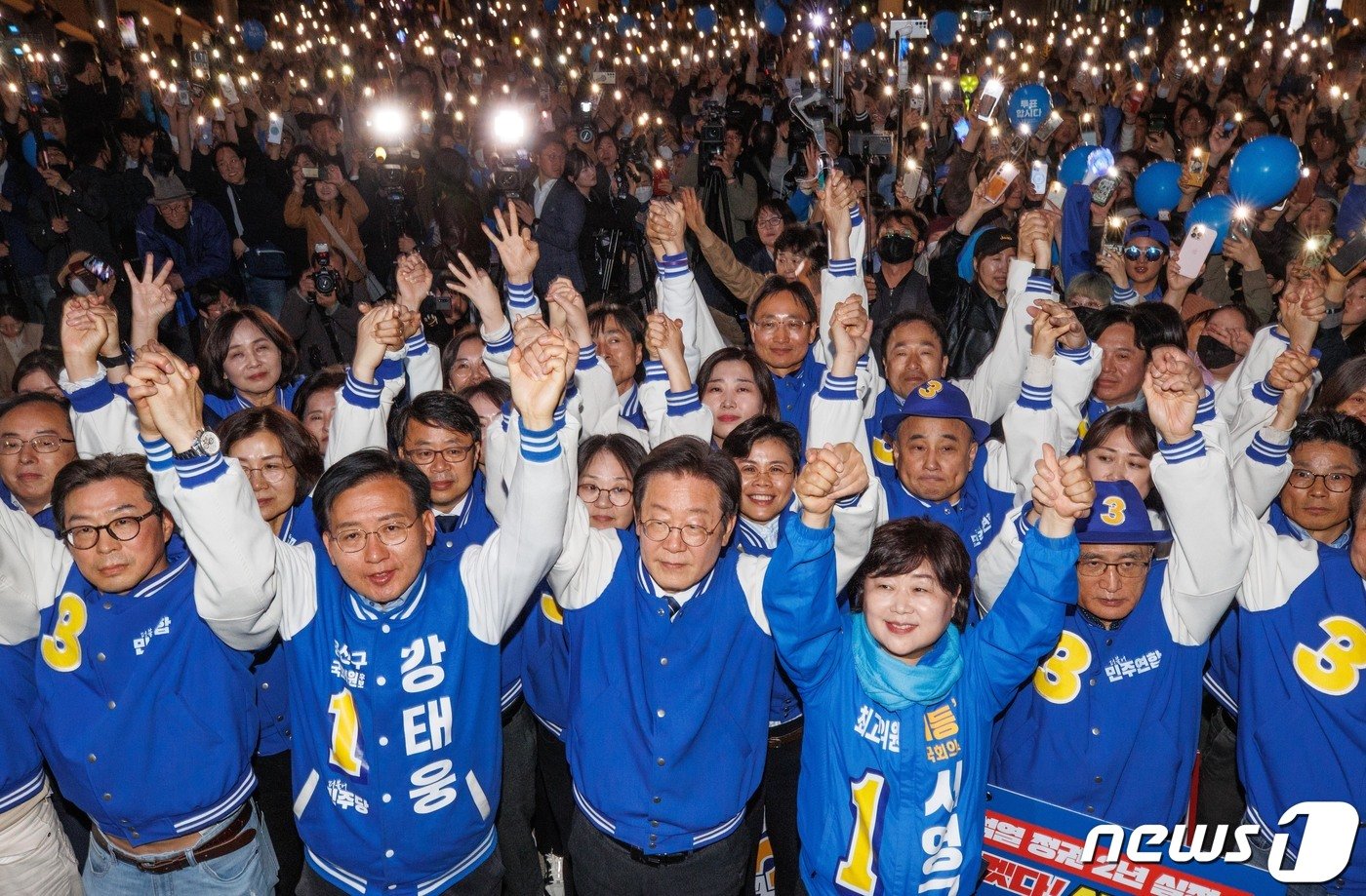 이재명 더불어민주당 대표, 강태웅 후보를 비롯한 참석자들이 9일 오후 서울 용산구 용산역 광장에서 열린 정권심판·국민승리 총력유세에서 퍼포먼스를 하고 있다. &#40;공동취재&#41; 2024.4.9/뉴스1 ⓒ News1 임세영 기자