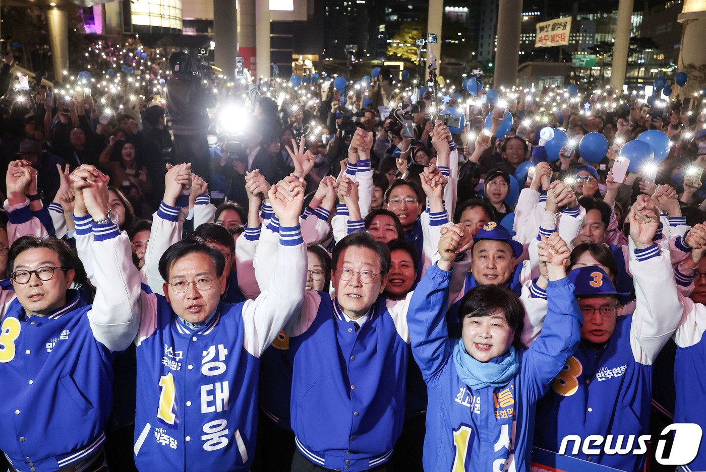 이재명 더불어민주당 대표, 강태웅 후보를 비롯한 참석자들이 9일 오후 서울 용산구 용산역 광장에서 열린 정권심판·국민승리 총력유세에서 퍼포먼스를 하고 있다. &#40;공동취재&#41; 2024.4.9/뉴스1 ⓒ News1 임세영 기자