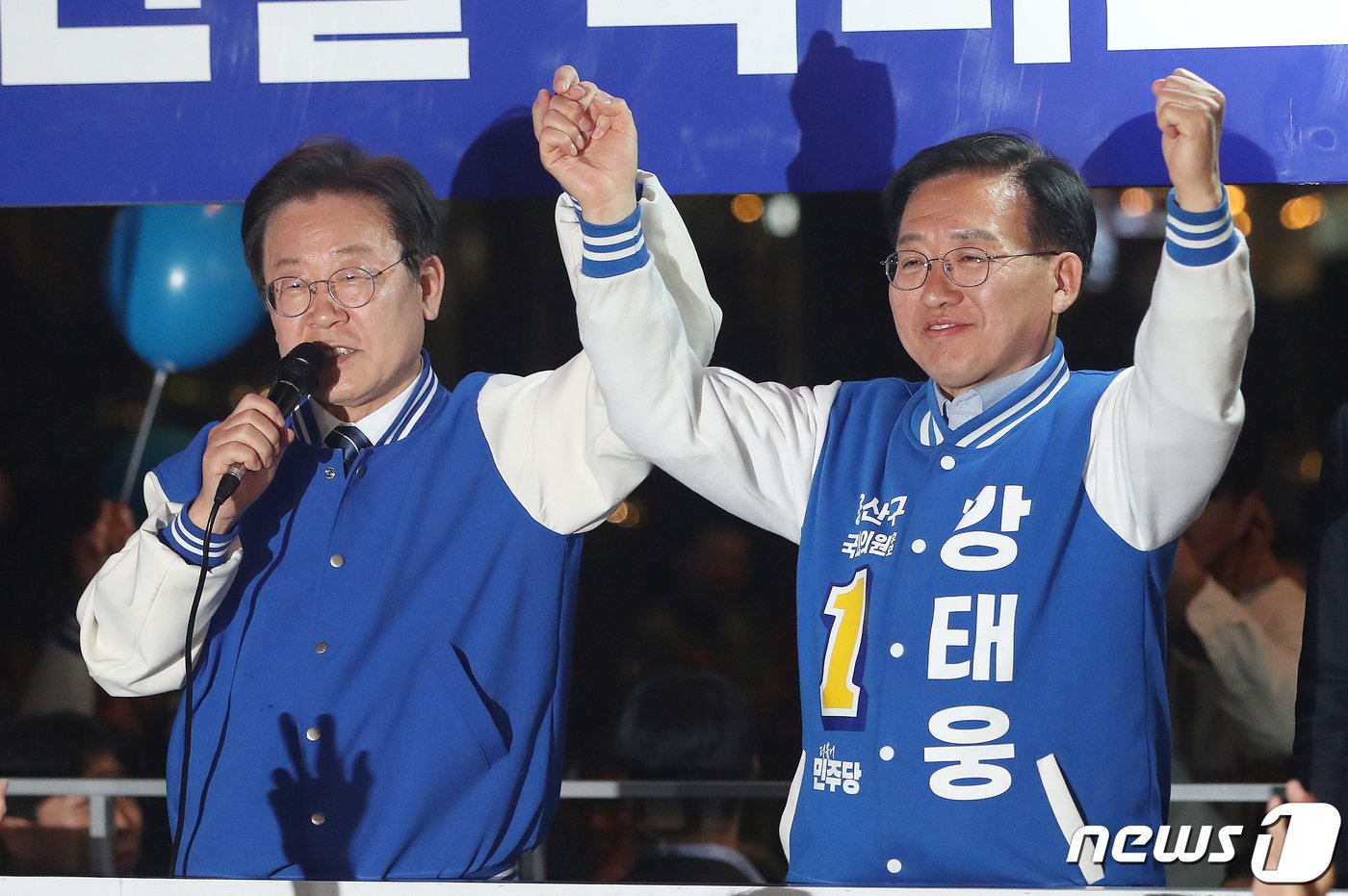본문 이미지 - 이재명 더불어민주당 대표가 공식 선거운동 마지막날인 9일 서울 용산구 용산역광장에서 열린 더불어민주당 정권심판·국민승리 총력유세에서 강태웅 서울 용산구 후보의 지지를 호소하고 있다. 2024.4.9/뉴스1 ⓒ News1 임세영 기자