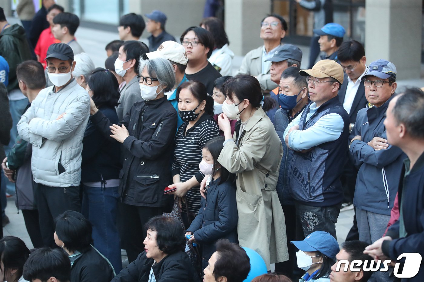 본문 이미지 - 공식 선거운동 마지막날인 9일 서울 용산구 용산역광장에서 열린 더불어민주당 정권심판·국민승리 총력유세에서 시민들이 유세를 지켜보고 있다. 2024.4.9/뉴스1 ⓒ News1 임세영 기자