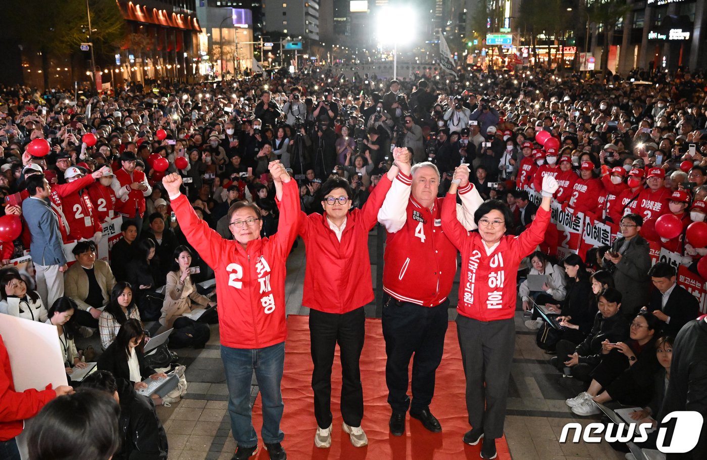 본문 이미지 - 한동훈 국민의힘 비상대책위원장과 인요한 국민의미래 선대위원장이 9일 오후 서울 중구 청계광장에서 열린 '국민의힘으로 대한민국 살리기' 제22대 총선 파이널 총력유세에서 최재형(종로), 이혜훈(중‧성동을) 후보와 함께 지지를 호소하고 있다. (공동취재) 2024.4.9/뉴스1 ⓒ News1 구윤성 기자