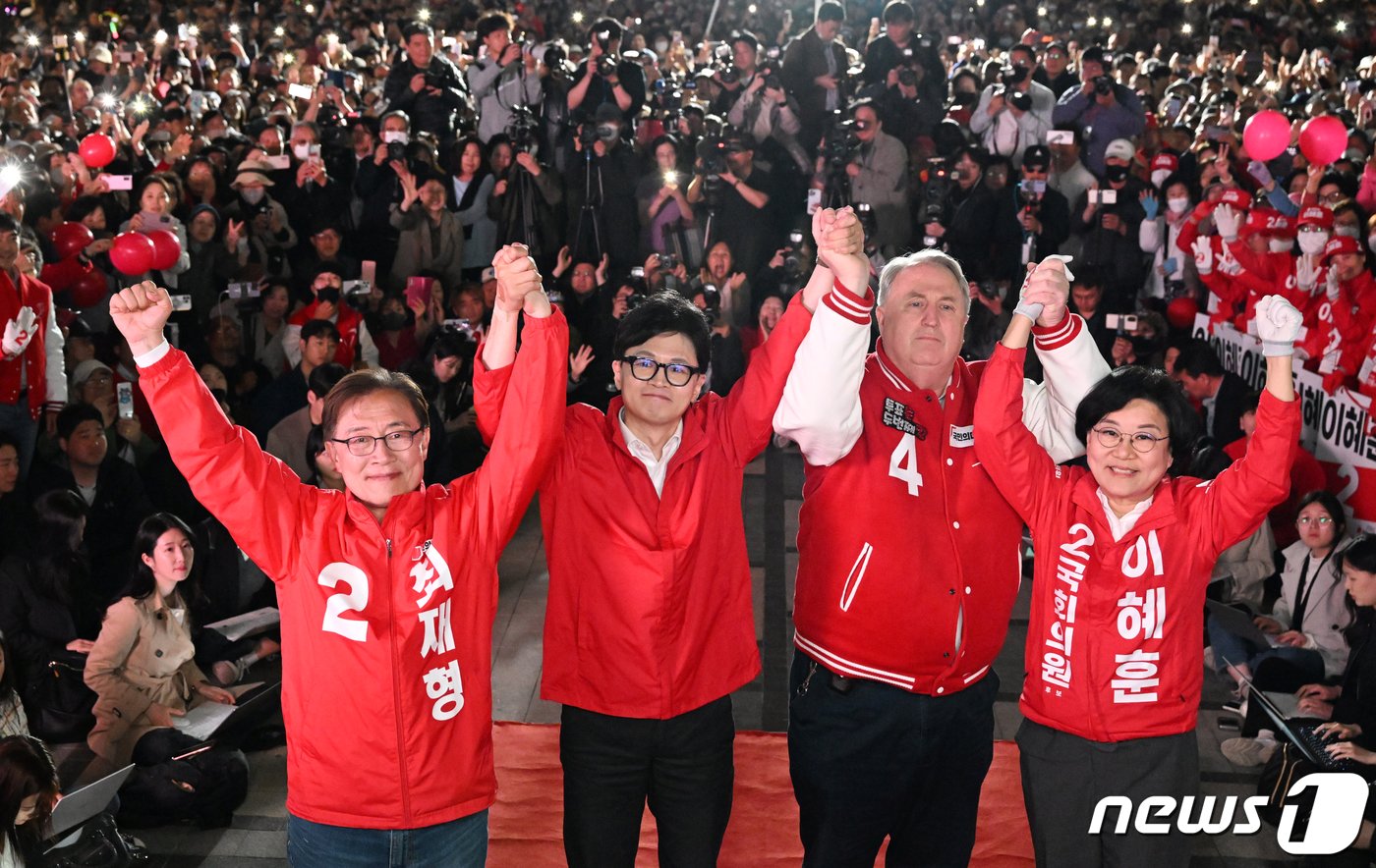 본문 이미지 - 한동훈 국민의힘 비상대책위원장과 인요한 국민의미래 선대위원장이 9일 오후 서울 중구 청계광장에서 열린 '국민의힘으로 대한민국 살리기' 제22대 총선 파이널 총력유세에서 최재형(종로), 이혜훈(중‧성동을) 후보와 함께 지지를 호소하고 있다. (공동취재) 2024.4.9/뉴스1 ⓒ News1 구윤성 기자
