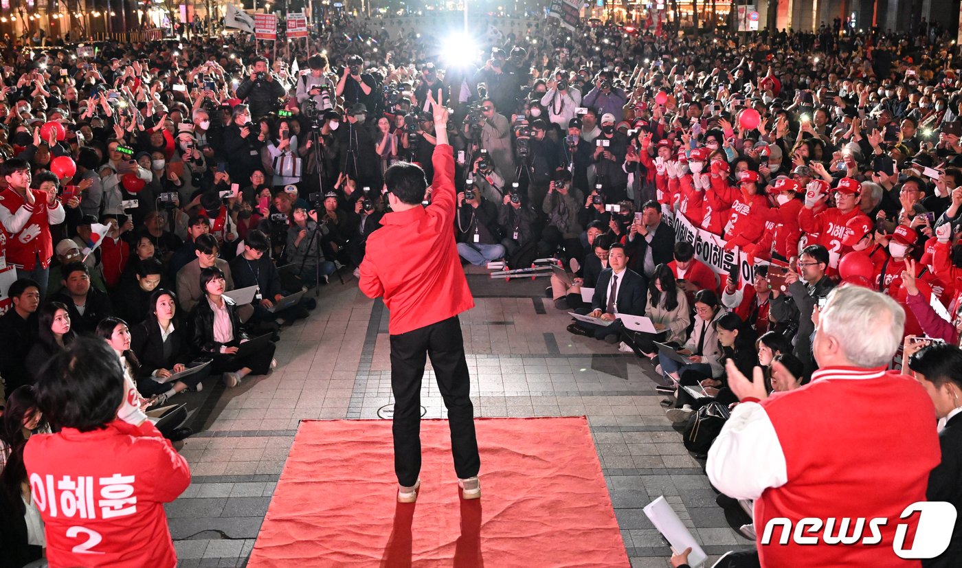 한동훈 국민의힘 비상대책위원장이 9일 오후 서울 중구 청계광장에서 열린 &#39;국민의힘으로 대한민국 살리기&#39; 제22대 총선 파이널 총력유세에서 시민들에게 지지를 호소하고 있다. &#40;공동취재&#41; 2024.4.9/뉴스1 ⓒ News1 구윤성 기자