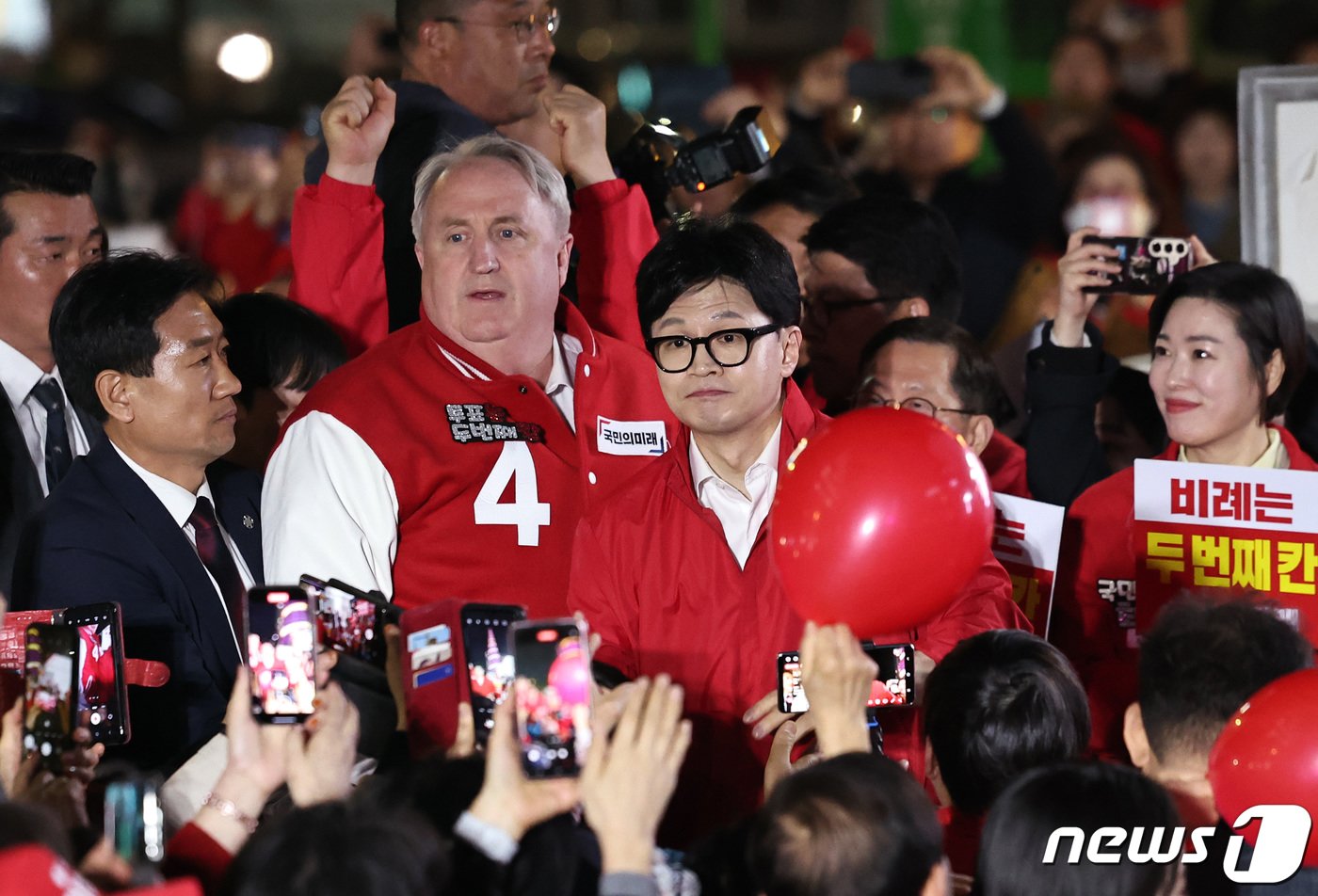 본문 이미지 - 제22대 총선을 하루 앞둔 9일 한동훈 국민의힘 비상대책위원장 겸 총괄 선거대책위원장과 인요한 국민의미래 선거대책위원장이 서울 청계광장에서 열린 마지막 유세에 참석하고 있다. 2024.4.9/뉴스1 ⓒ News1 구윤성 기자