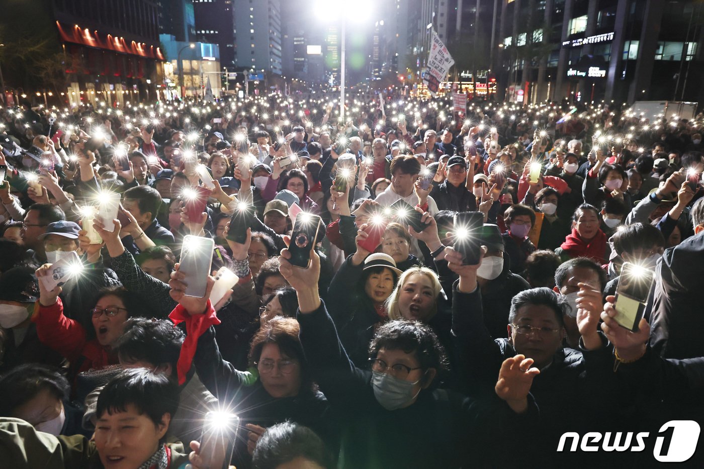 제22대 총선을 하루 앞둔 9일 서울 청계광장에서 시민들이 유세를 지켜보며 스마트폰 불을 밝히고 있다. 2024.4.9/뉴스1 ⓒ News1 구윤성 기자