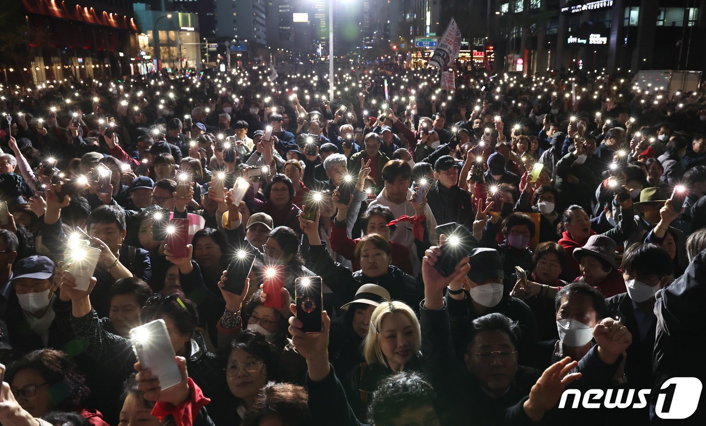 제22대 총선을 하루 앞둔 9일 서울 청계광장에서 시민들이 유세를 지켜보며 스마트폰 불을 밝히고 있다. 2024.4.9/뉴스1 ⓒ News1 구윤성 기자