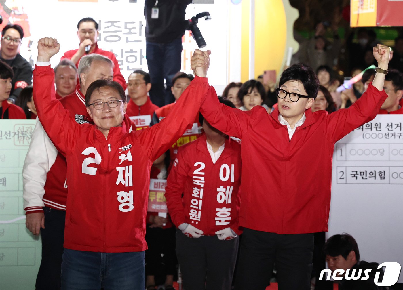 한동훈 국민의힘 비상대책위원장 겸 총괄선거대책위원장이 공식 선거운동 마지막날인 9일 저녁 서울 중구 청계광장에서 최재형&#40;종로&#41; 후보 등과 함께 총력유세를 펼치고 있다. 2024.4.9/뉴스1 ⓒ News1 구윤성 기자