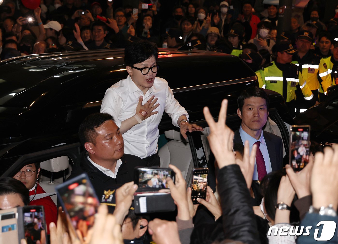 본문 이미지 - 한동훈 국민의힘 총괄선거대책위원장이 공식 선거운동 마지막날인 9일 저녁 서울 중구 청계광장에서 총력유세를 마친 뒤 이동하며 지지를 호소하고 있다. 2024.4.9/뉴스1 ⓒ News1 구윤성 기자