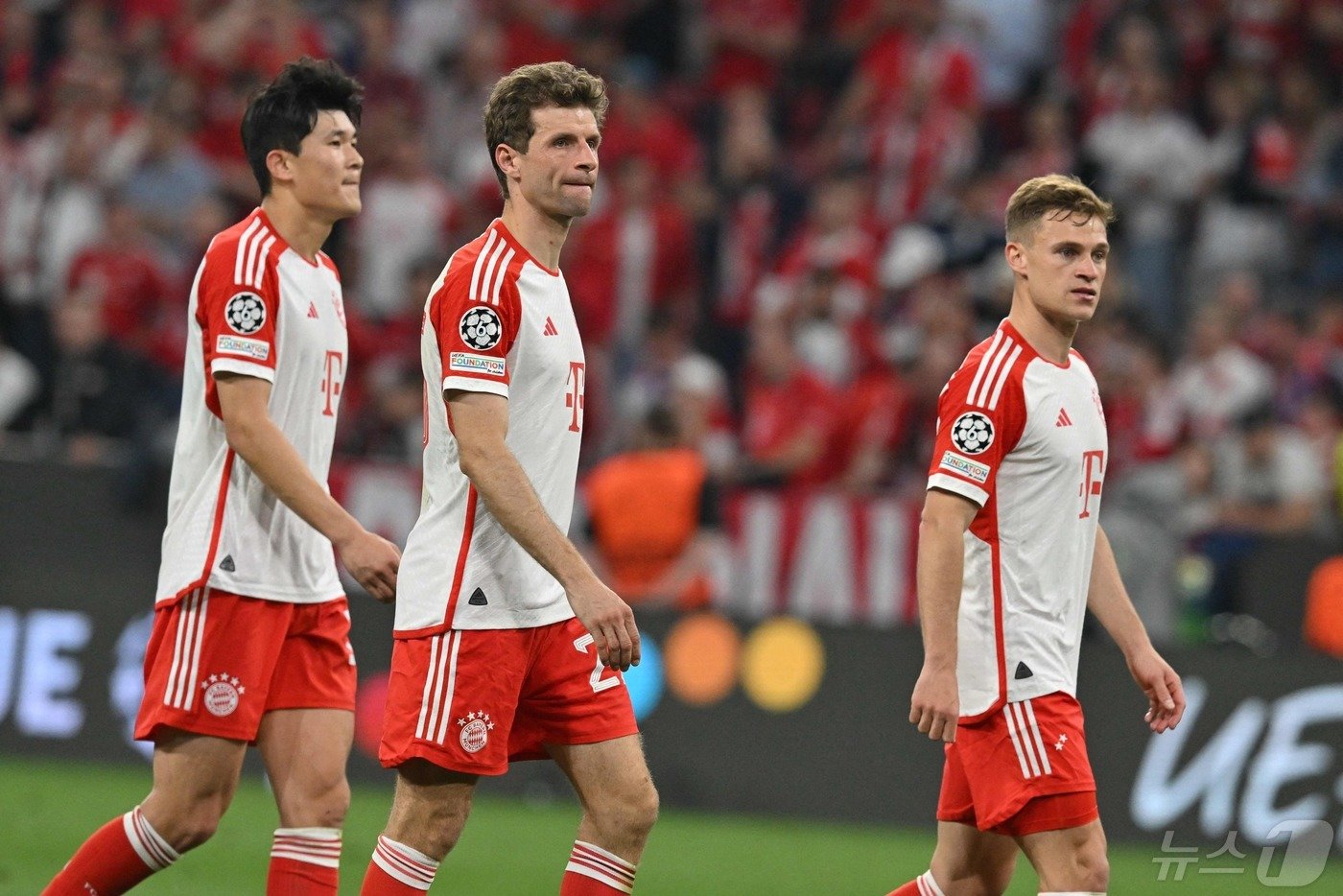 레알 마드리드와의 유럽축구연맹&#40;UEFA&#41; 챔피언스리그 준결승전에서 비기고 아쉬워하는 김민재. ⓒ AFP=뉴스1