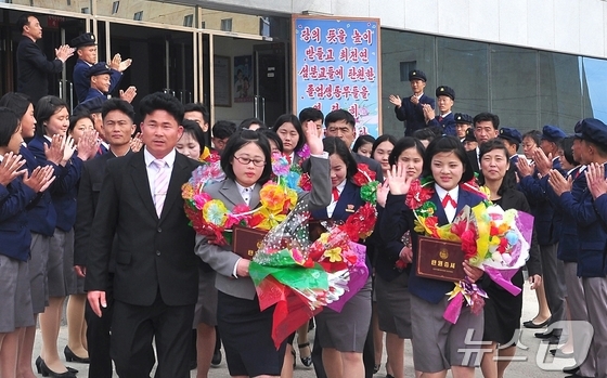섬 분교로 탄원 진출하는 북한 황해남도 대학 졸업생들
