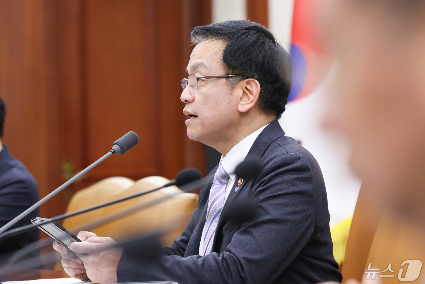 (서울=뉴스1) 허경 기자 = 최상목 경제부총리 겸 기획재정부 장관이 1일 서울 종로구 정부서울청사에서 열린 비상경제장관회의 겸 물가관계장관회의에서 모두발언을 하고 있다. 2024 …