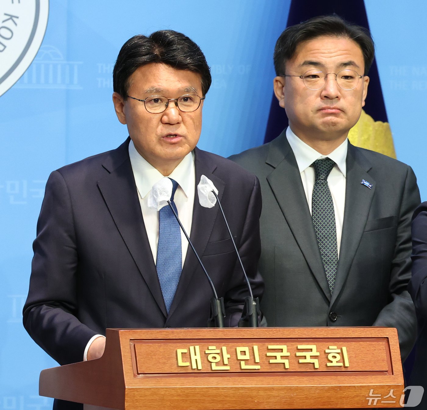 본문 이미지 - 황운하 조국혁신당 원내대표를 비롯한 원내대표단이 1일 서울 여의도 국회 소통관에서 '이태원 참사 특별법'과 '채상병 특검법', 전세사기 특별법, 민주유공자법 등 처리 촉구 기자회견을 하고 있다. 2024.5.1/뉴스1 ⓒ News1 송원영 기자