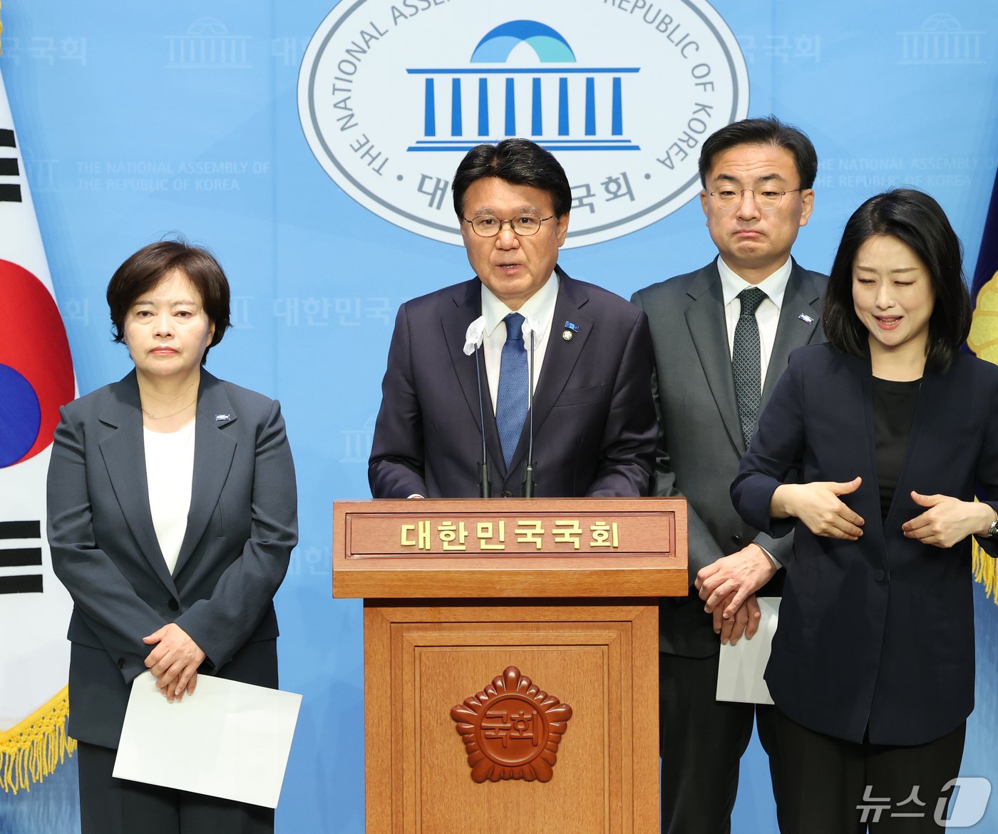 본문 이미지 - 황운하 조국혁신당 원내대표를 비롯한 원내대표단이 1일 서울 여의도 국회 소통관에서 '이태원 참사 특별법'과 '채상병 특검법', 전세사기 특별법, 민주유공자법 등 처리 촉구 기자회견을 하고 있다. 2024.5.1/뉴스1 ⓒ News1 송원영 기자