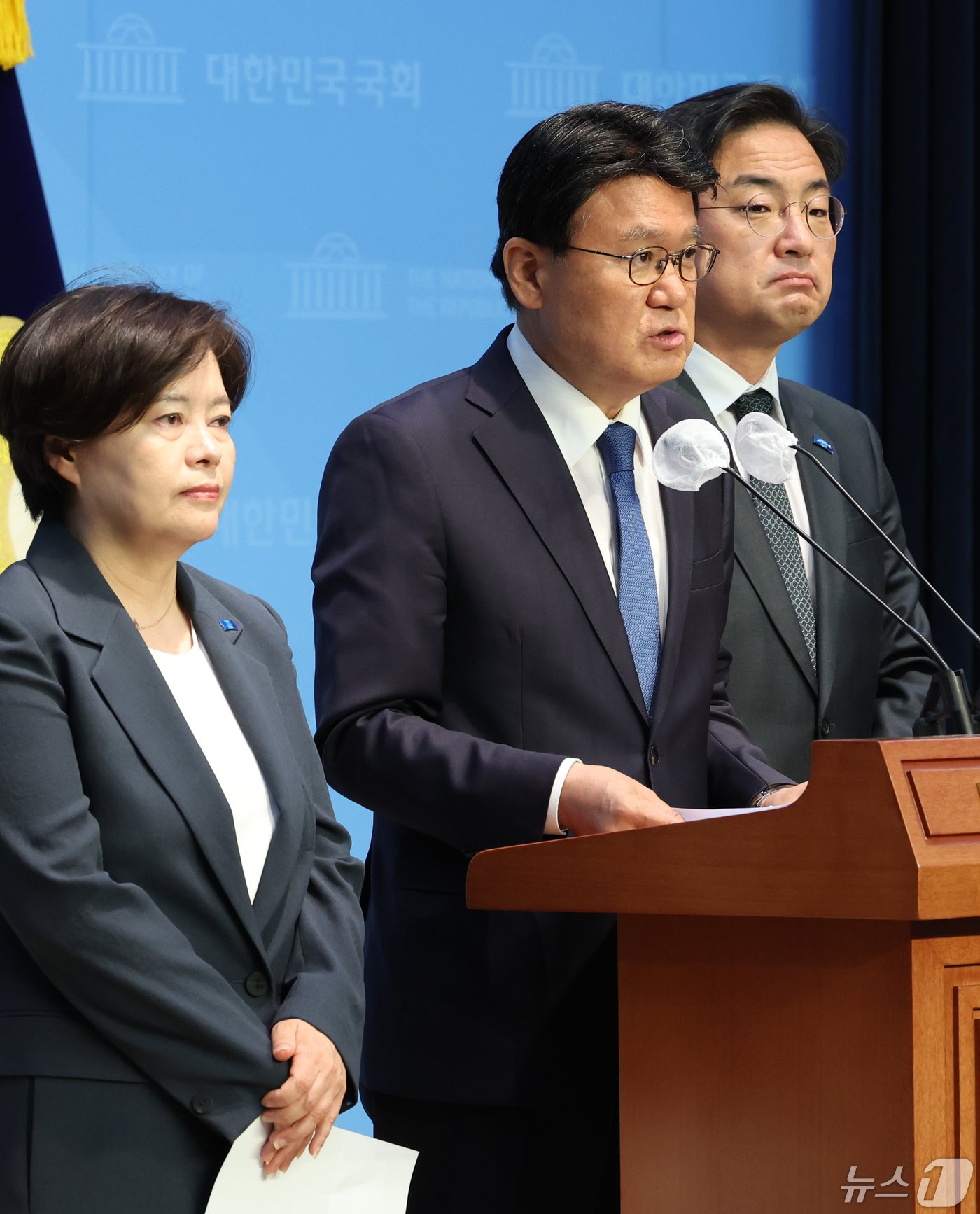 본문 이미지 - 황운하 조국혁신당 원내대표를 비롯한 원내대표단이 1일 서울 여의도 국회 소통관에서 '이태원 참사 특별법'과 '채상병 특검법', 전세사기 특별법, 민주유공자법 등 처리 촉구 기자회견을 하고 있다. 2024.5.1/뉴스1 ⓒ News1 송원영 기자