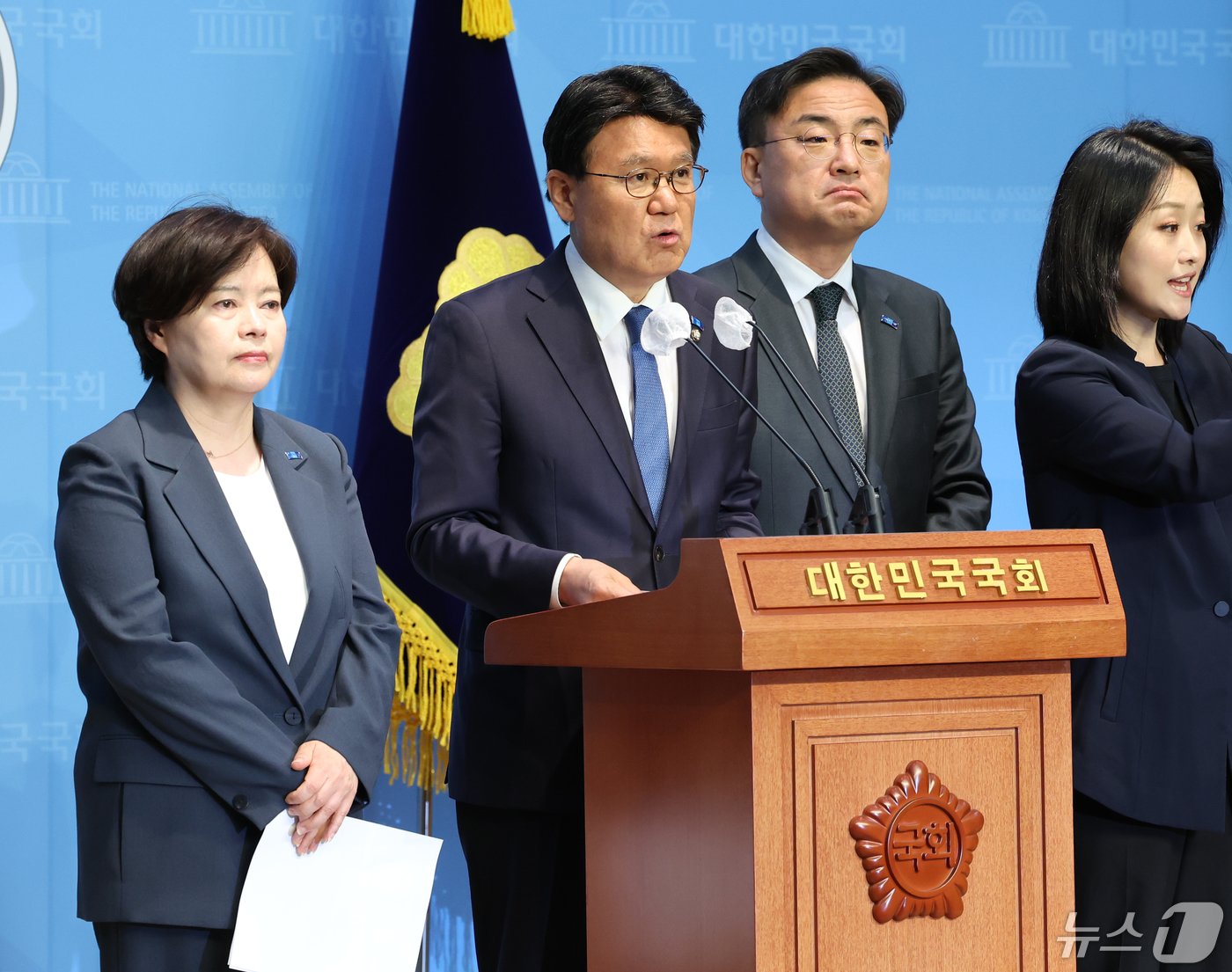 본문 이미지 - 황운하 조국혁신당 원내대표를 비롯한 원내대표단이 1일 서울 여의도 국회 소통관에서 '이태원 참사 특별법'과 '채상병 특검법', 전세사기 특별법, 민주유공자법 등 처리 촉구 기자회견을 하고 있다. 2024.5.1/뉴스1 ⓒ News1 송원영 기자