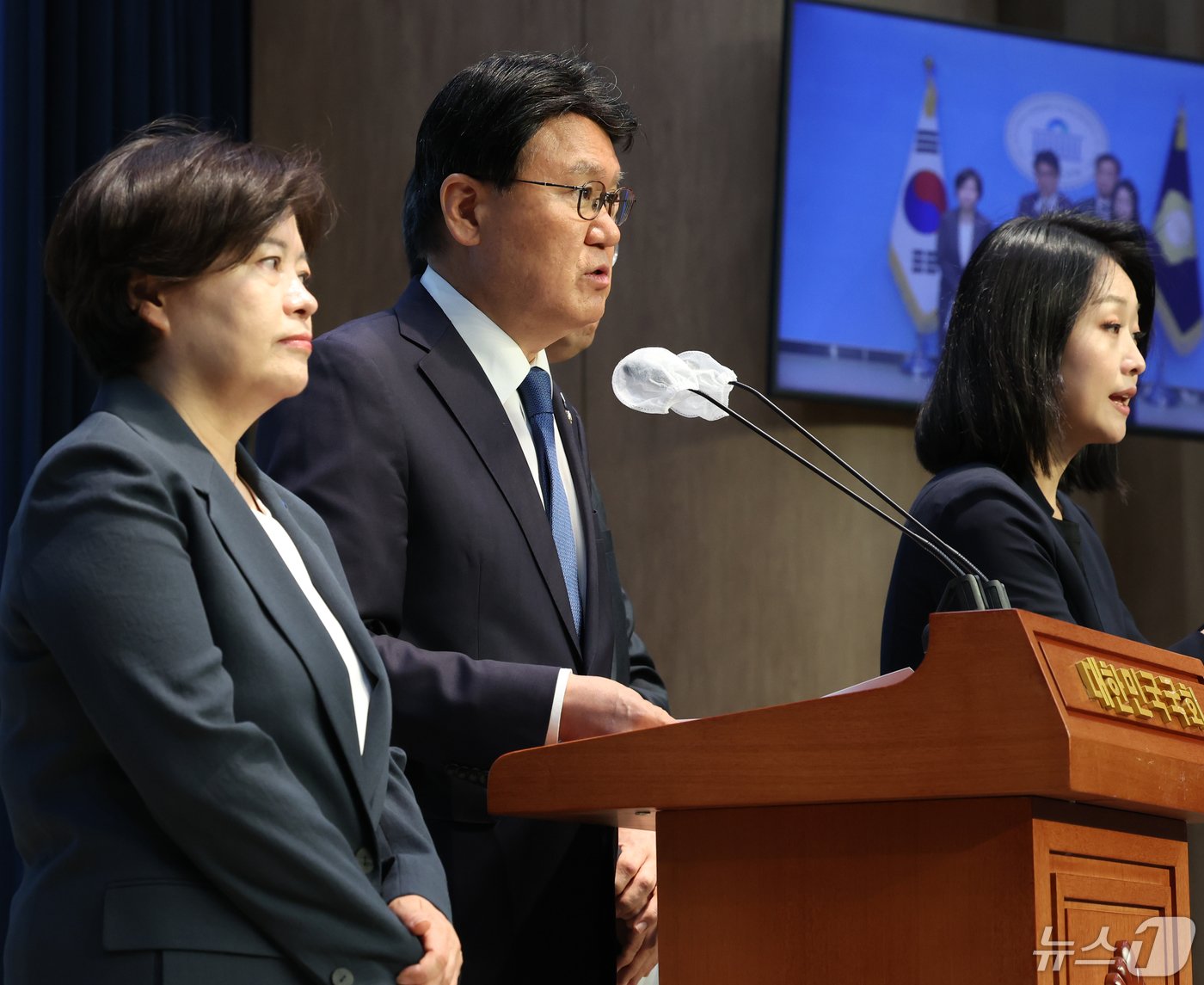 황운하 조국혁신당 원내대표를 비롯한 원내대표단이 1일 서울 여의도 국회 소통관에서 &#39;이태원 참사 특별법&#39;과 &#39;채상병 특검법&#39;, 전세사기 특별법, 민주유공자법 등 처리 촉구 기자회견을 하고 있다. 2024.5.1/뉴스1 ⓒ News1 송원영 기자