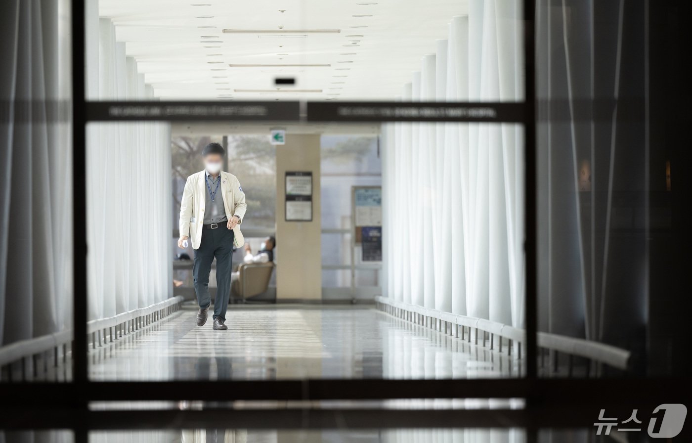 본문 이미지 - 정부의 의대 정원 확대에 반발하는 전공의를 비롯한 의료계의 집단행동이 이어지고 있는 1일 오전 서울의 한 대학병원에서 의료진이 발걸음을 옮기고 있다. 2024.5.1/뉴스1 ⓒ News1 이재명 기자