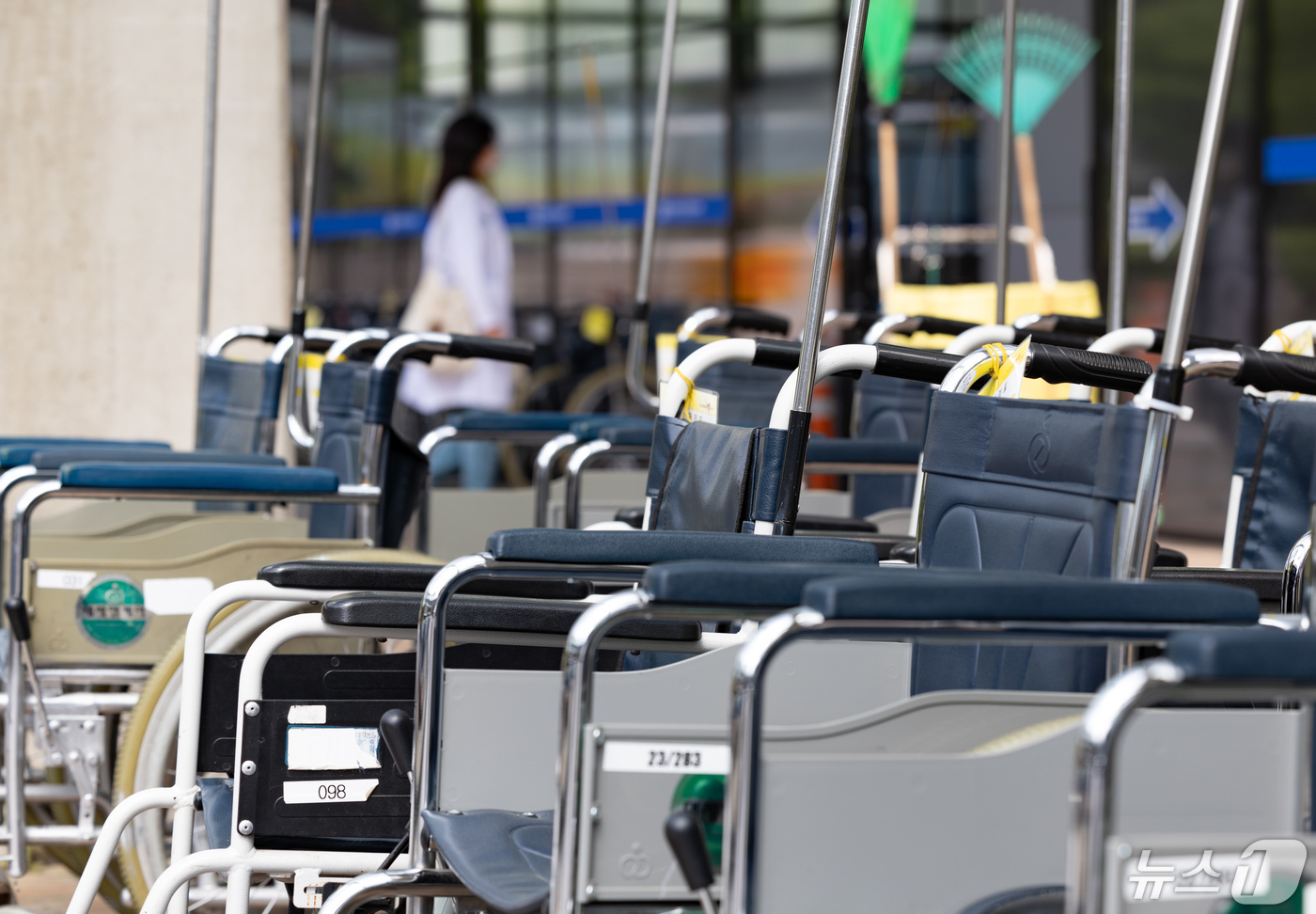 (서울=뉴스1) 이재명 기자 = 정부의 의대 정원 확대에 반발하는 전공의를 비롯한 의료계의 집단행동이 이어지고 있는 1일 오전 서울의 한 대학병원에서 의료진이 발걸음을 옮기고 있다 …