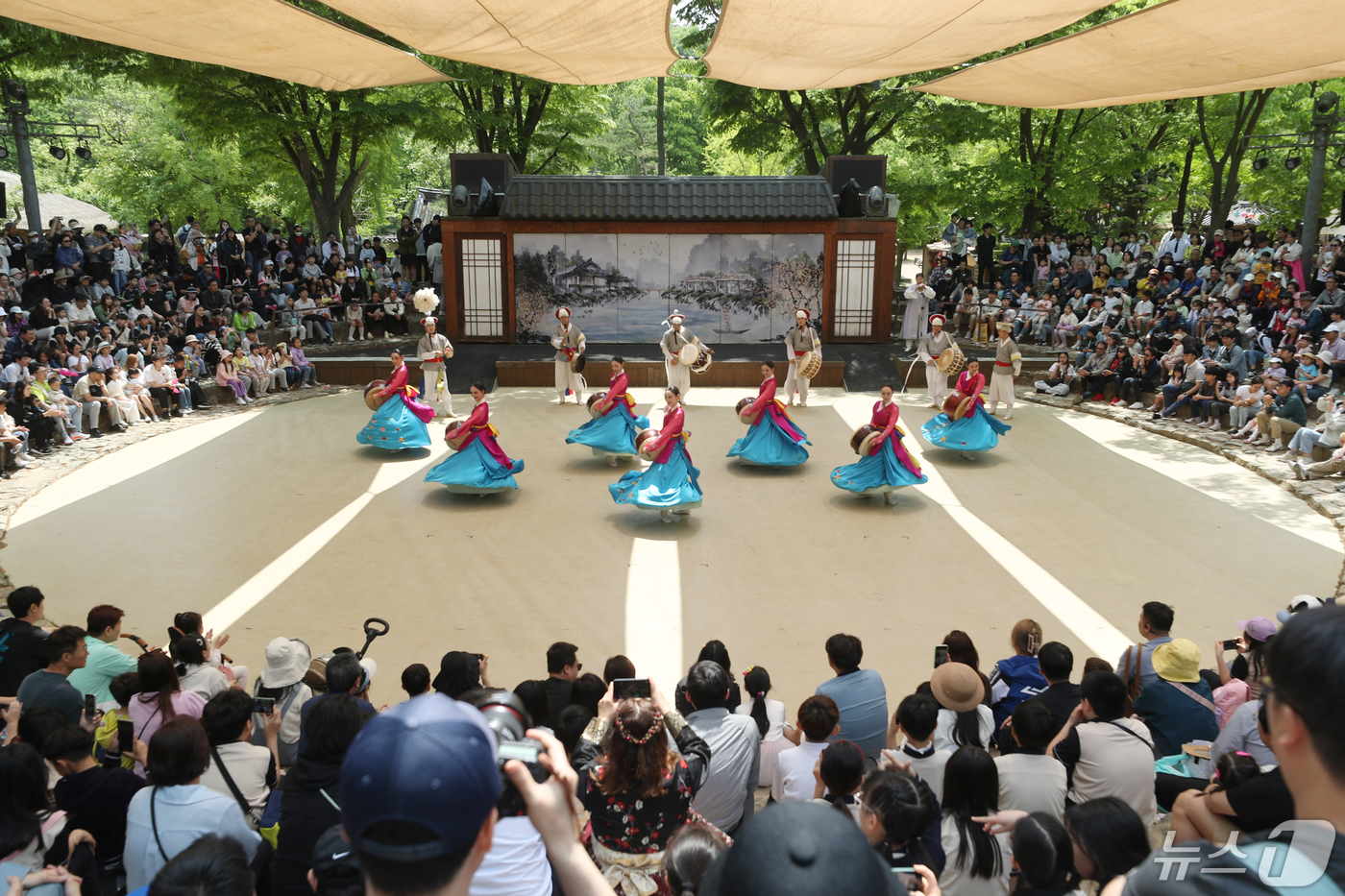 (용인=뉴스1) 김영운 기자 = 근로자의 날인 1일 경기 용인시 기흥구 한국민속촌에서 시민들이 전통 공연을 관람하고 있다. 2024.5.1/뉴스1
