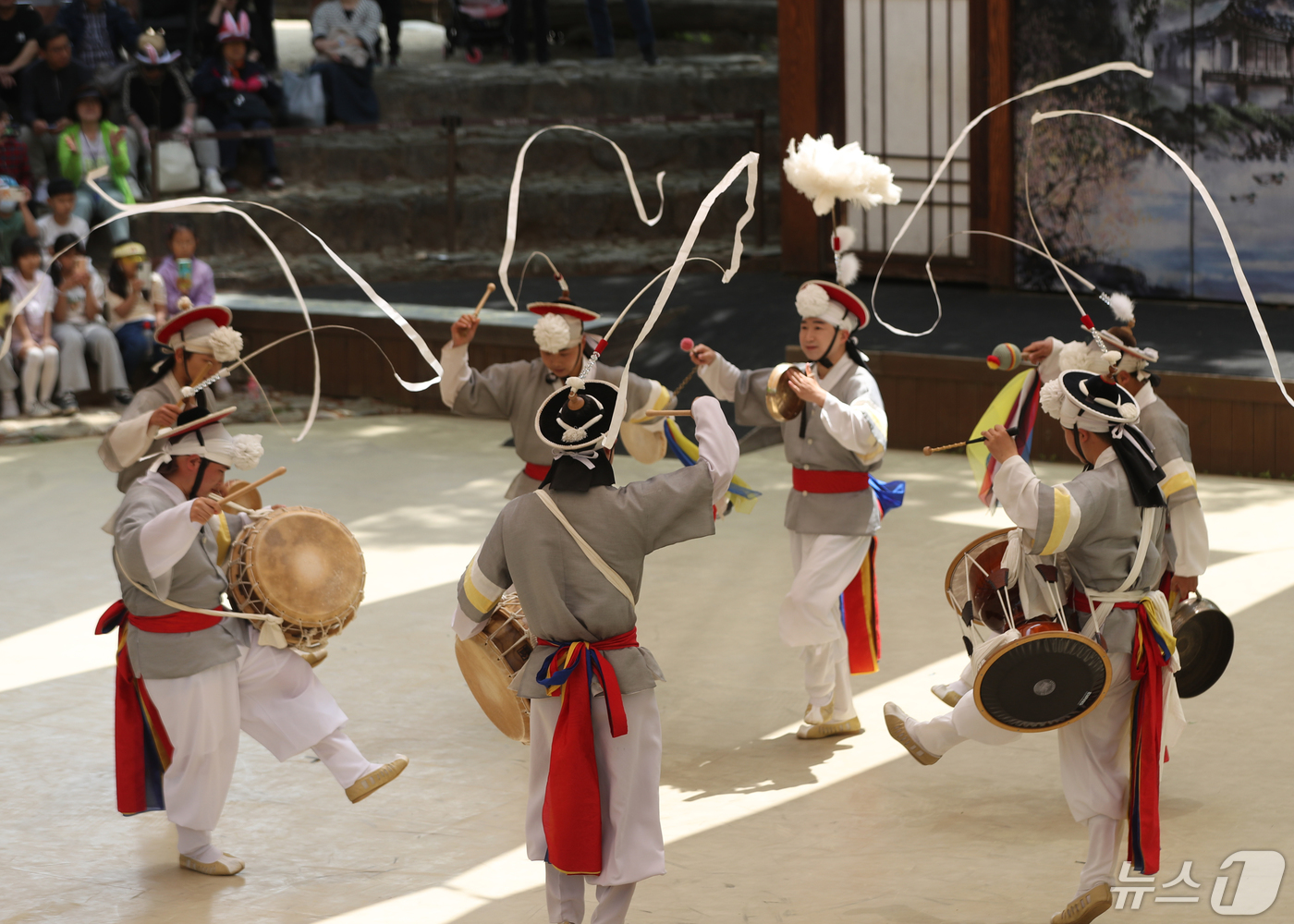 (용인=뉴스1) 김영운 기자 = 근로자의 날인 1일 경기 용인시 기흥구 한국민속촌에서 공연단이 신명나는 풍물소리와 함께 멋진 전통 공연을 하고 있다. 2024.5.1/뉴스1