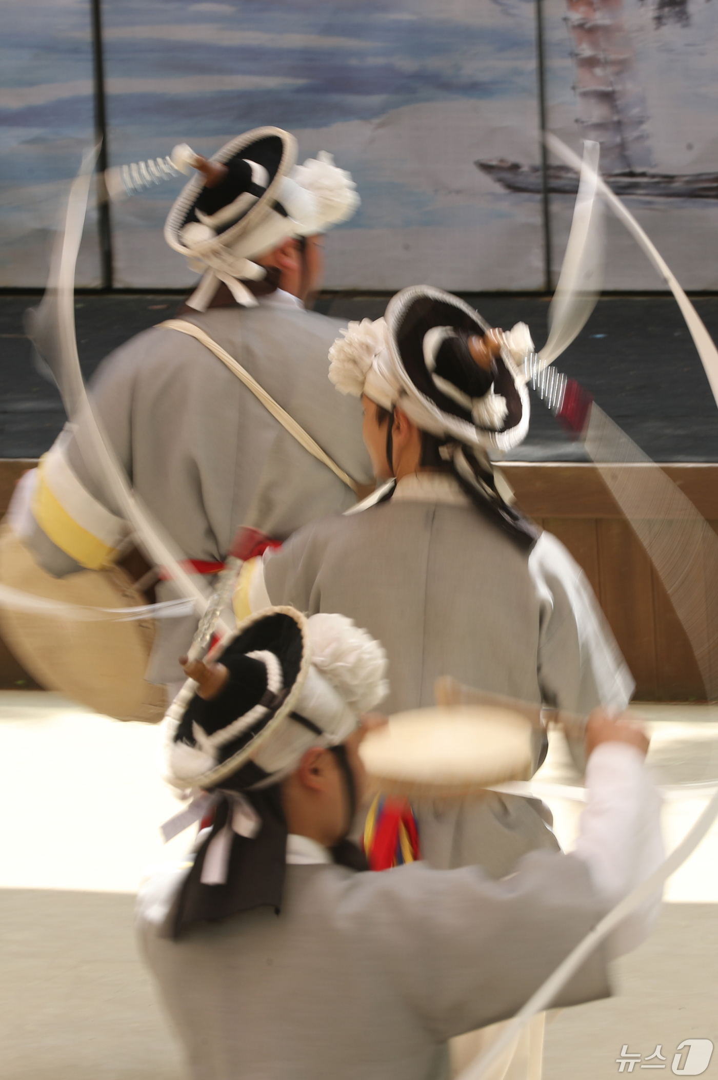 (용인=뉴스1) 김영운 기자 = 근로자의 날인 1일 경기 용인시 기흥구 한국민속촌에서 공연단이 신명나는 풍물소리와 함께 멋진 전통 공연을 하고 있다. 2024.5.1/뉴스1