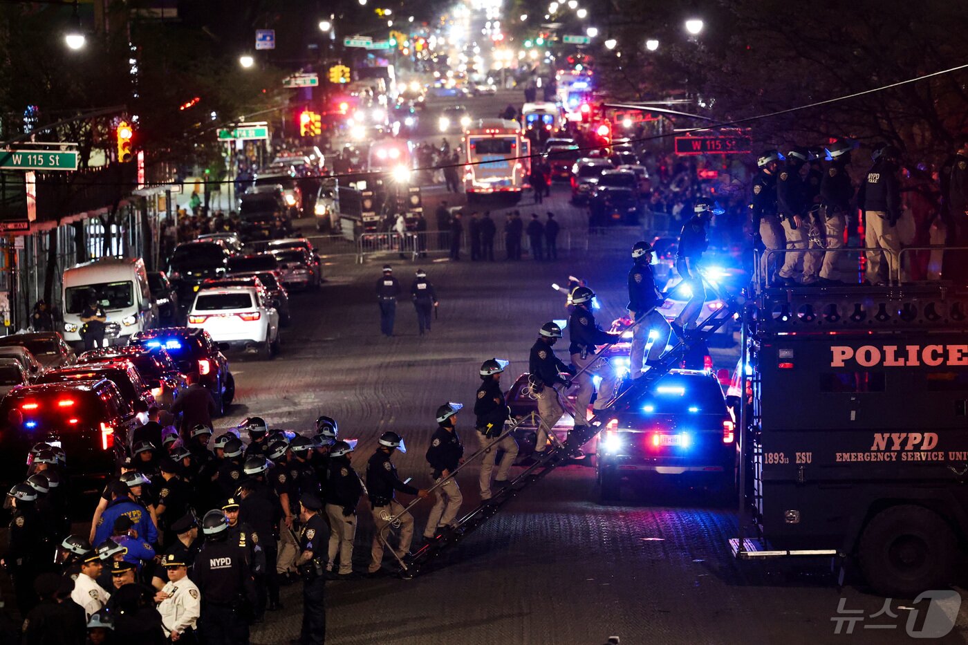 본문 이미지 - 30일(현지시간) 미국 뉴욕 컬럼비아 대학교에서 친팔레스타인 시위대가 건물을 검거하자 미국 뉴욕경찰(NYPD)이 사다리차를 이용해 건물에 진입하고 있는 모습. 2024.04.30. ⓒ 로이터=뉴스1 ⓒ News1 정윤영 기자