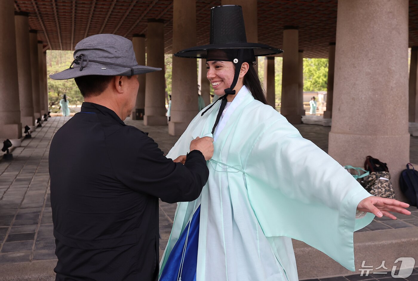 본문 이미지 - 궁중문화축전을 찾은 외국인 관람객 모습ⓒ 뉴스1 김진환 기자