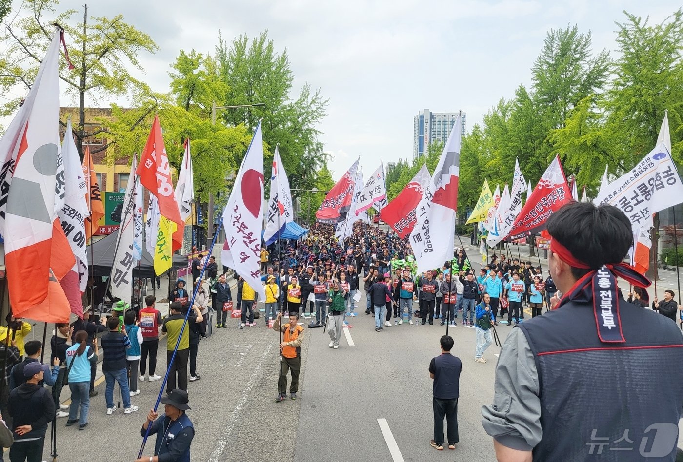 본문 이미지 - 근로자의 날인 1일 오후 전북자치도 전주시 한국은행 전북본부 앞 팔달로에서 '2024년 세계노동절 전북대회'가 진행되고 있다. 2024.5.1/뉴스1 ⓒ News1 강교현 기자