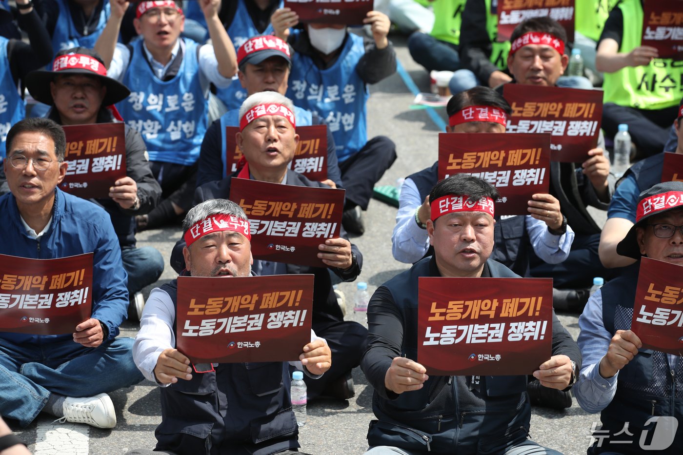 본문 이미지 - 근로자의 날인 1일 서울 여의도 국회 앞에서 열린 '제134주년 세계노동절 기념 한국노총 전국노동자대회'에서 김동명 한국노총 위원장과 참가자들이 노조법 제2·3조 재개정, 주4일제 도입, 사회안전망 강화, 노동자의 정치기본권과 노동3권 보장 등을 촉구하고 있다. 2024.5.1/뉴스1 ⓒ News1 이승배 기자