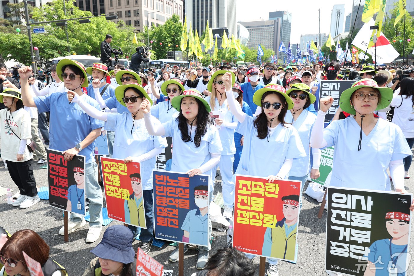 민주노총 조합원들이 1일 오후 서울 광화문네거리에서 열린 민주노총 2024 세계 노동절 대회에서 구호를 외치고 있다. 민주노총은 윤석열 정권이 노조법 2·3조 개정안을 거부하고 중대재해처벌법 확장 적용을 반대하는 등 반노동 정책을 펼치고 있다며 윤석열 정권의 퇴진을 촉구했다. 2024.5.1/뉴스1 ⓒ News1 신웅수 기자