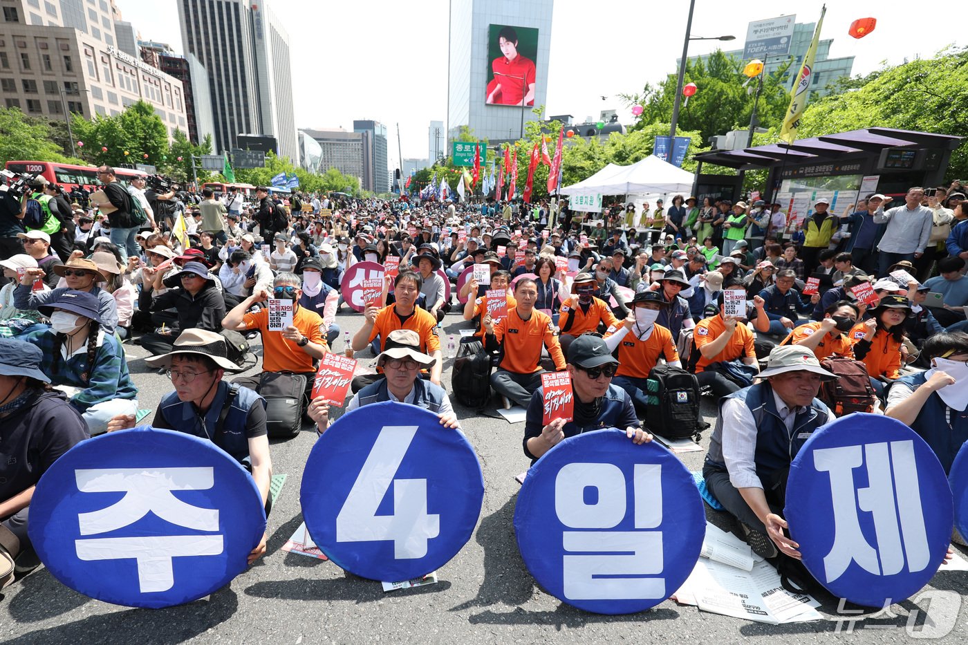 민주노총 조합원들이 1일 오후 서울 광화문네거리에서 열린 민주노총 2024 세계 노동절 대회에서 구호를 외치고 있다. 민주노총은 윤석열 정권이 노조법 2·3조 개정안을 거부하고 중대재해처벌법 확장 적용을 반대하는 등 반노동 정책을 펼치고 있다며 윤석열 정권의 퇴진을 촉구했다. 2024.5.1/뉴스1 ⓒ News1 신웅수 기자