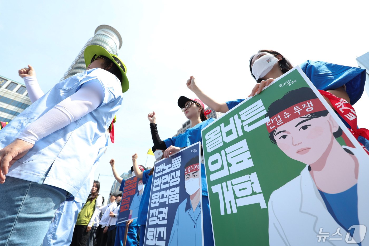 본문 이미지 - 민주노총 조합원들이 1일 오후 서울 광화문네거리에서 열린 민주노총 2024 세계 노동절 대회에서 구호를 외치고 있다. 민주노총은 윤석열 정권이 노조법 2·3조 개정안을 거부하고 중대재해처벌법 확장 적용을 반대하는 등 반노동 정책을 펼치고 있다며 윤석열 정권의 퇴진을 촉구했다. 2024.5.1/뉴스1 ⓒ News1 신웅수 기자