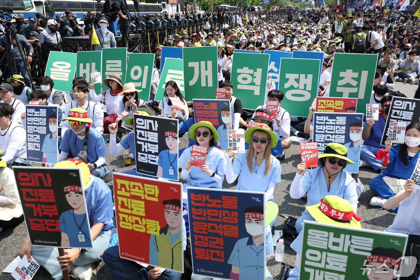 본문 이미지 - 민주노총 조합원들이 1일 오후 서울 광화문네거리에서 열린 민주노총 2024 세계 노동절 대회에서 구호를 외치고 있다. 민주노총은 윤석열 정권이 노조법 2·3조 개정안을 거부하고 중대재해처벌법 확장 적용을 반대하는 등 반노동 정책을 펼치고 있다며 윤석열 정권의 퇴진을 촉구했다. 2024.5.1/뉴스1 ⓒ News1 신웅수 기자