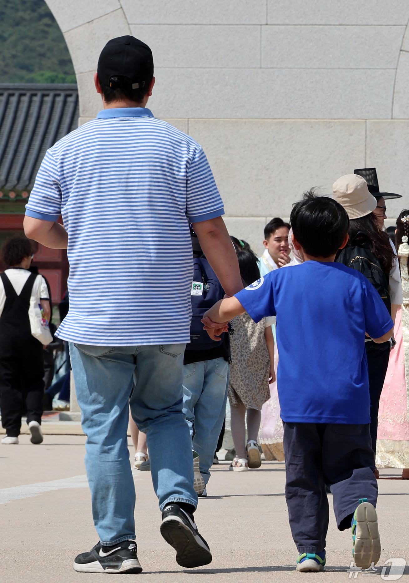 (서울=뉴스1) 김진환 기자 = 근로자의 날인 1일 오후 한 가족이 서울 경복궁을 찾아 즐거운 시간을 보내고 있다. 2024.5.1/뉴스1