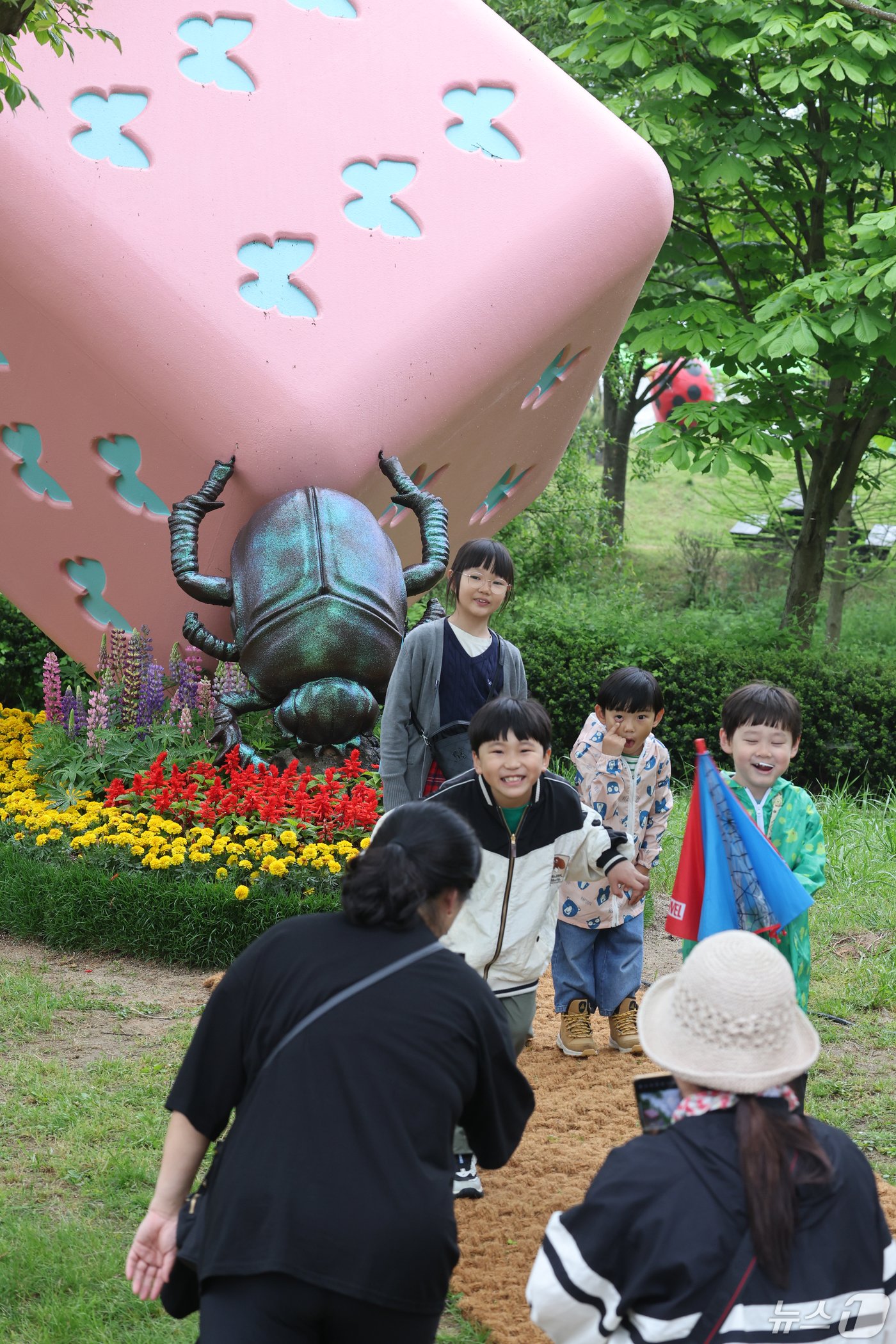 본문 이미지 - 1일 함평나비대축제에는 수만은 꽃, 수많은 나비 등 사이로 곤충조형물들이 아이들을 맞이하고 있다. 2024.5.1/뉴스1 ⓒ News1 김태성 기자