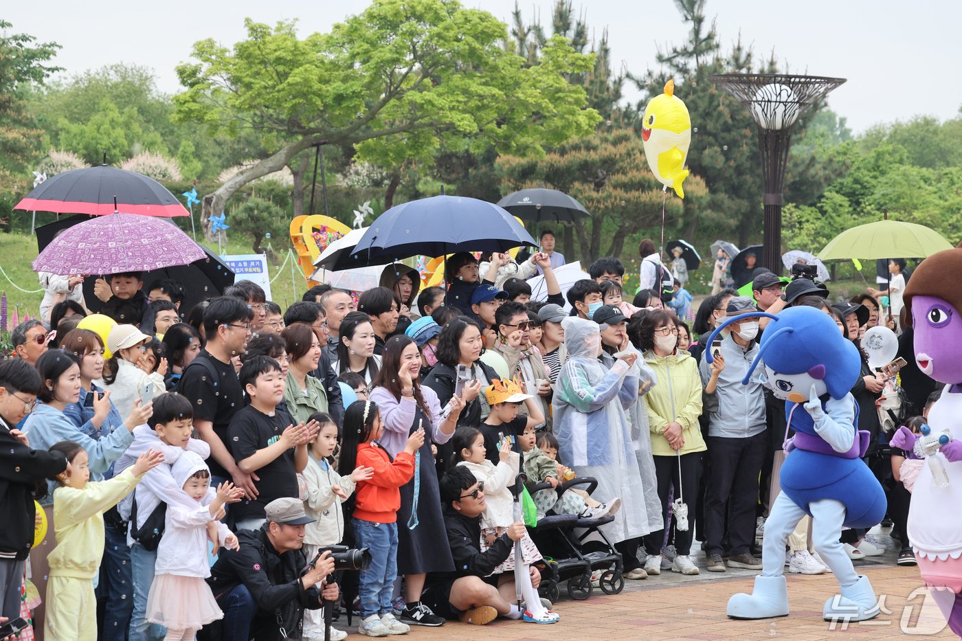 1일 함평나비축제를 찾은 관광객 등이 중앙광장에서 펼쳐진 마스코트 공연에 손뼉 치며 즐거워하고 있다. 2024.5.1/뉴스1 ⓒ News1 김태성 기자