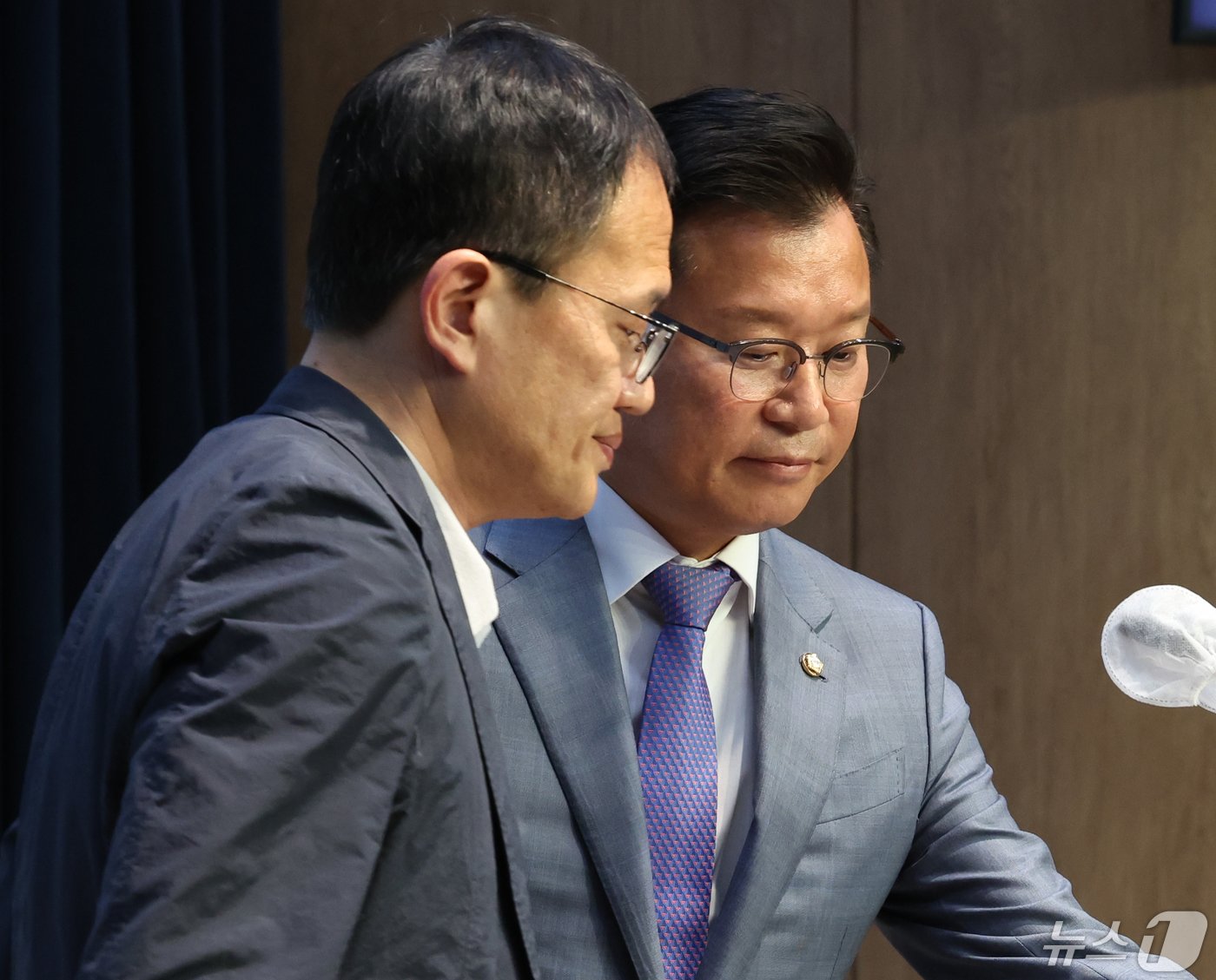 본문 이미지 - 이양수 국민의힘 수석부대표와 박주민 더불어민주당 수석부대표가 1일 서울 여의도 국회 소통관에서 본회의에 상정될 이태원특별법 수정안 안건과 관련 기자회견을 하고 있다. 2024.5.1/뉴스1 ⓒ News1 송원영 기자