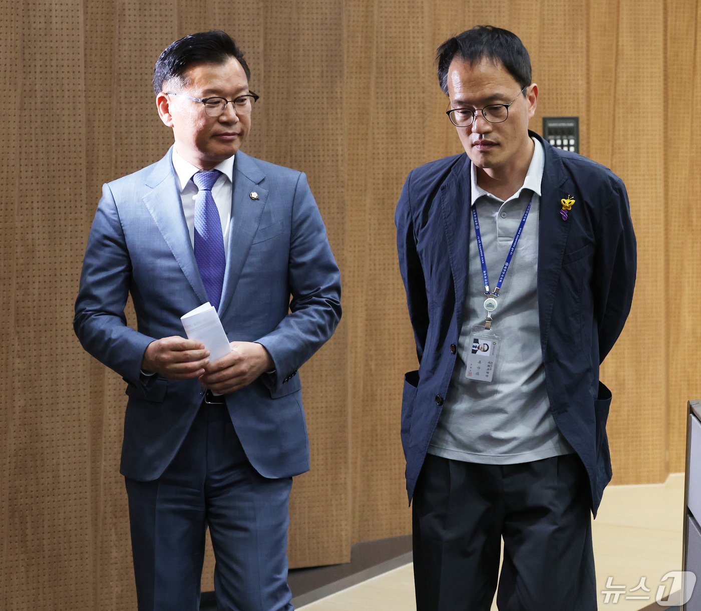 본문 이미지 - 이양수 국민의힘 수석부대표와 박주민 더불어민주당 수석부대표가 1일 서울 여의도 국회 소통관에서 본회의에 상정될 이태원특별법 수정안 안건과 관련 기자회견을 마치고 회견장을 나서고 있다. 2024.5.1/뉴스1 ⓒ News1 송원영 기자