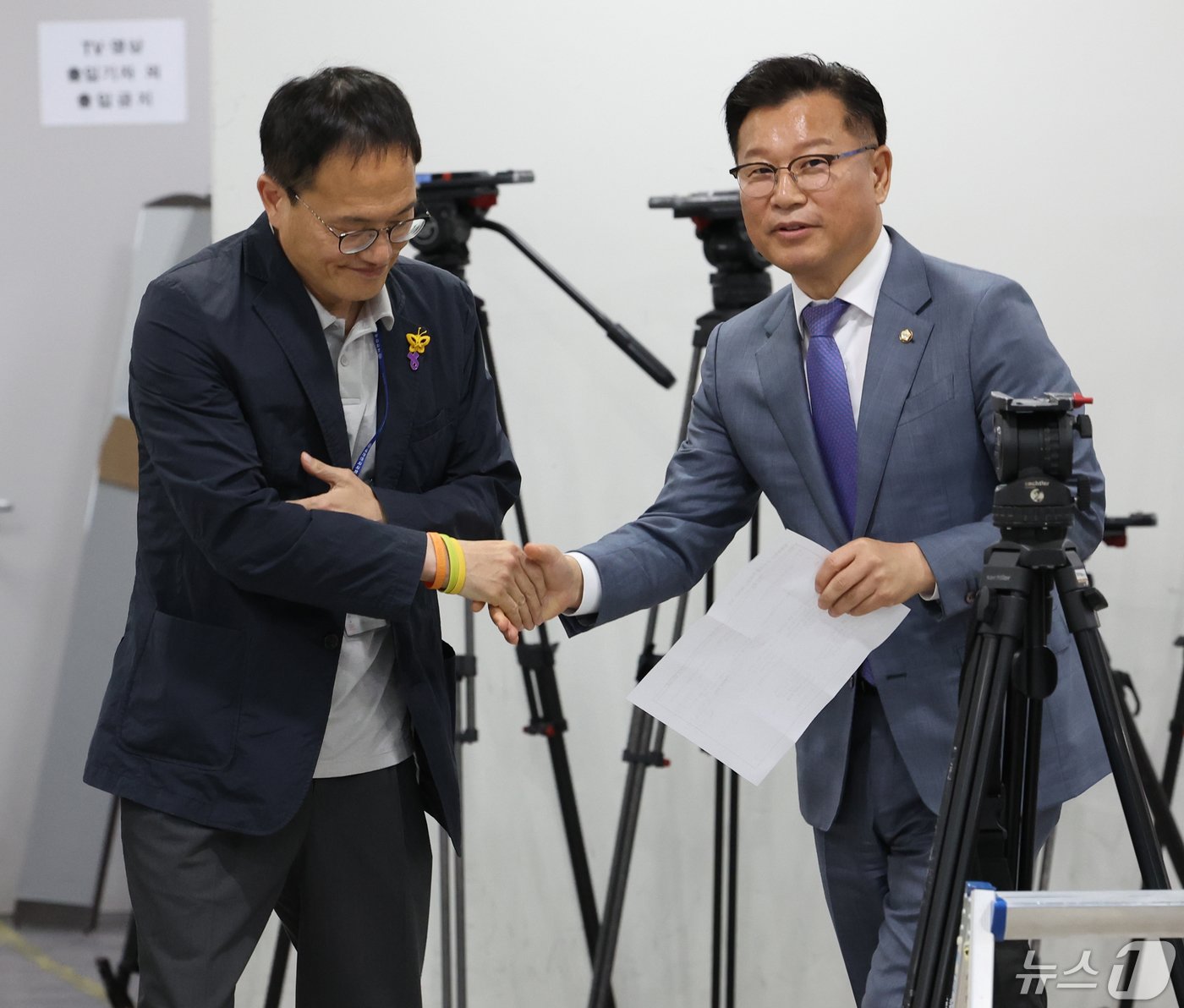 이양수 국민의힘 수석부대표와 박주민 더불어민주당 수석부대표가 1일 서울 여의도 국회 소통관에서 본회의에 상정될 이태원특별법 수정안 안건과 관련 기자회견을 앞두고 악수하고 있다. 2024.5.1/뉴스1 ⓒ News1 송원영 기자