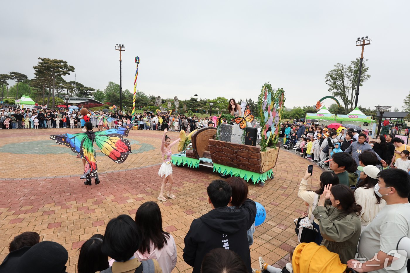 본문 이미지 - 1일 함평나비대축제 중앙공원에서 펼쳐지는 나비 퍼포먼스 공연에 많은 인기를 모으고 있다. 2024.5.1/뉴스1 ⓒ News1 김태성 기자