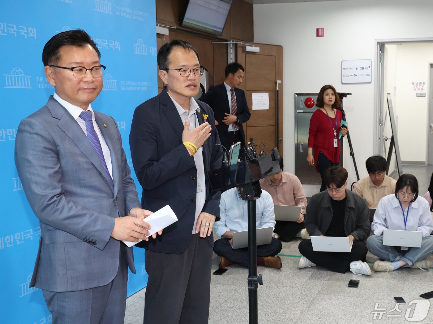 이양수 국민의힘 수석부대표와 박주민 더불어민주당 수석부대표가 1일 서울 여의도 국회 소통관에서 본회의에 상정될 이태원특별법 수정안 안건과 관련 기자회견을 마치고 취재진의 질문을 받고 있다. 2024.5.1/뉴스1 ⓒ News1 송원영 기자