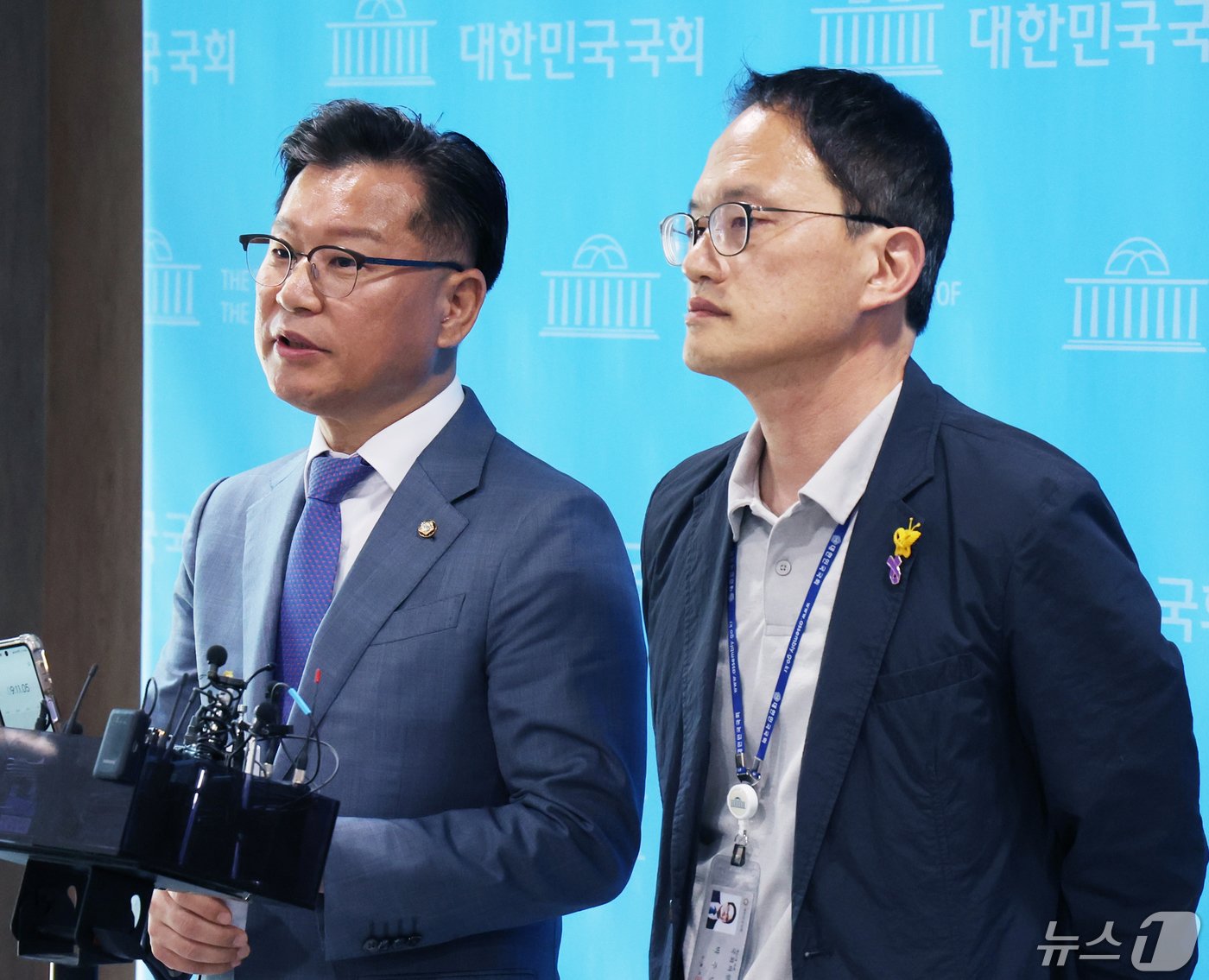 이양수 국민의힘 수석부대표와 박주민 더불어민주당 수석부대표가 1일 서울 여의도 국회 소통관에서 본회의에 상정될 이태원특별법 수정안 안건과 관련 기자회견을 마치고 취재진의 질문을 받고 있다. 2024.5.1/뉴스1 ⓒ News1 송원영 기자