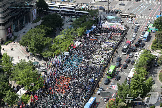 대규모 집회 개최한 민주노총