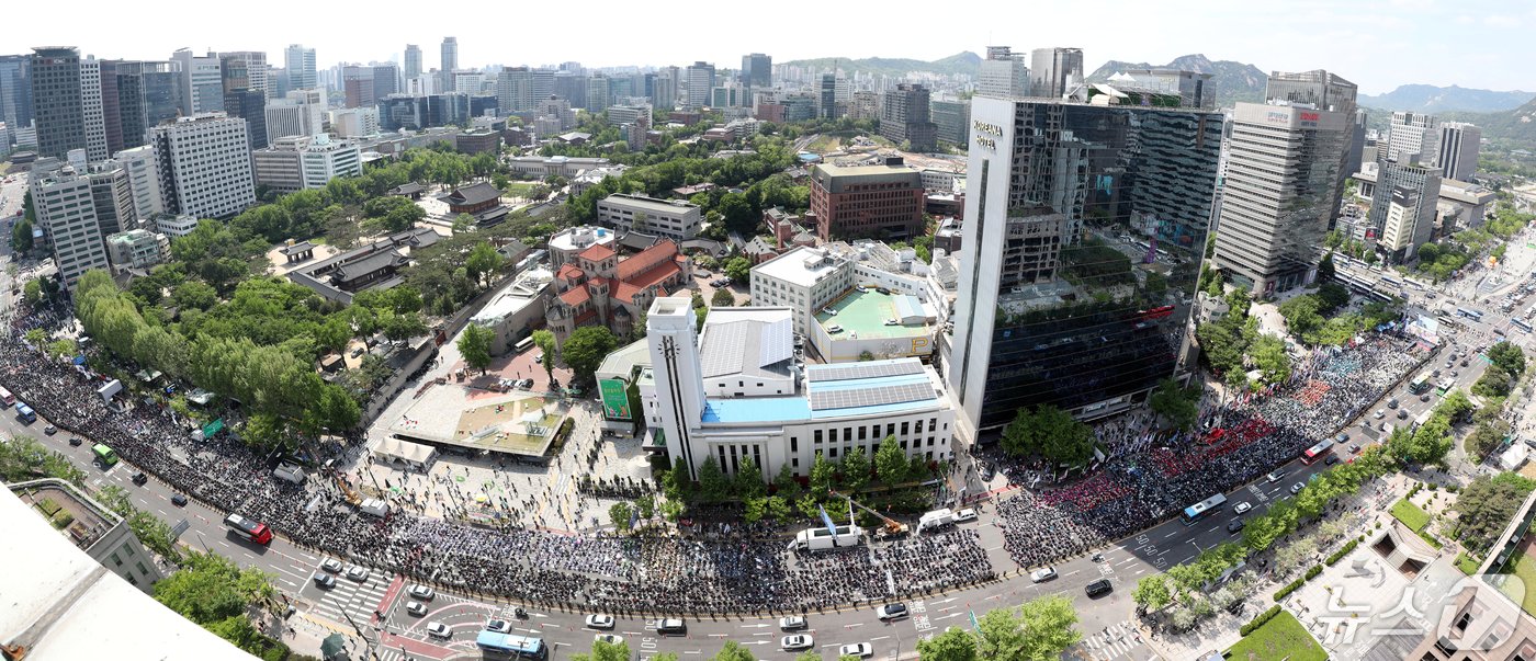 민주노총 조합원들이 1일 오후 서울 광화문네거리에서 민주노총 2024 세계 노동절 대회를 하고 있다. 민주노총은 윤석열 정권이 노조법 2·3조 개정안을 거부하고 중대재해처벌법 확장 적용을 반대하는 등 반노동 정책을 펼치고 있다며 윤석열 정권의 퇴진을 촉구했다. &#40;공동취재&#41; 2024.5.1/뉴스1 ⓒ News1 신웅수 기자