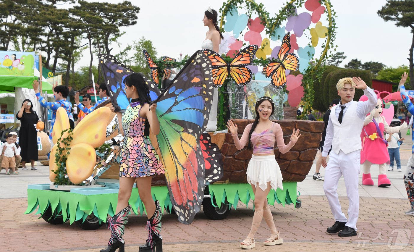 제26회 함평나비대축제가 열린 함평에서 나비판타지아 퍼레이드쇼가 펼쳐지고 있다.&#40;함평군 제공&#41;2024.5.1./뉴스1