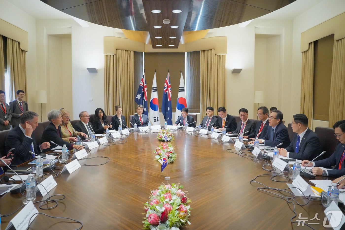 본문 이미지 - 조태열 외교부 장관과 신원식 국방부 장관이 1일 호주 멜버른에서 페니 웡 호주 외교장관, 리처드 말스 부총리 겸 국방장관과 함께 제6차 한-호주 외교·국방(2+2) 장관회의를 하고 있다. (외교부 제공) 2024.5.1/뉴스1