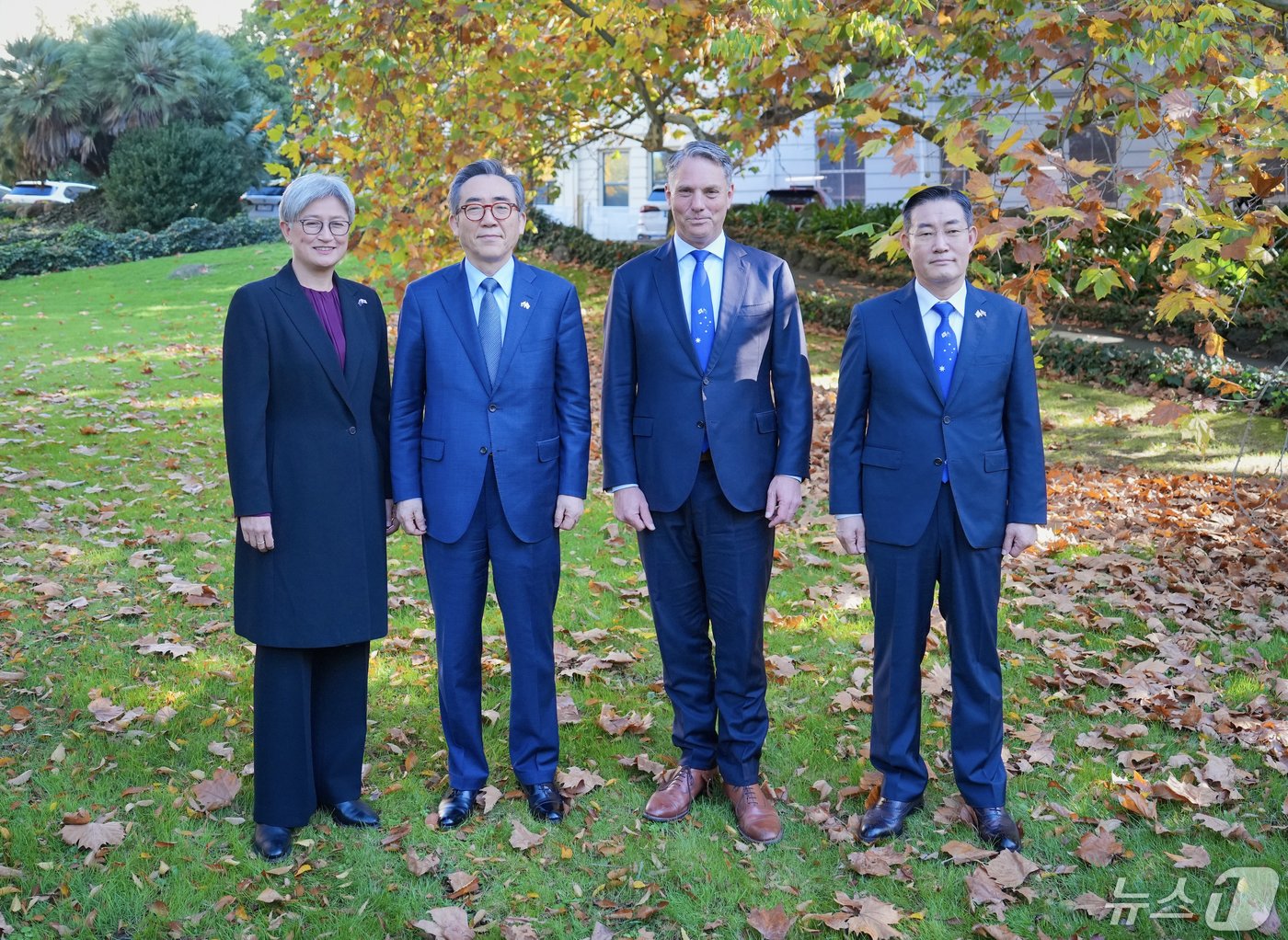 본문 이미지 - 조태열 외교부 장관(왼쪽 두번째)이 1일 호주 멜버른에서 제6차 한-호주 외교·국방(2+2) 장관회의에 앞서 기념 촬영하고 있다. 왼쪽부터 페니 웡 호주 외교장관, 조 장관, 리처드 말스 부총리 겸 국방장관, 신원식 국방부 장관. (외교부 제공) 2024.5.1/뉴스1