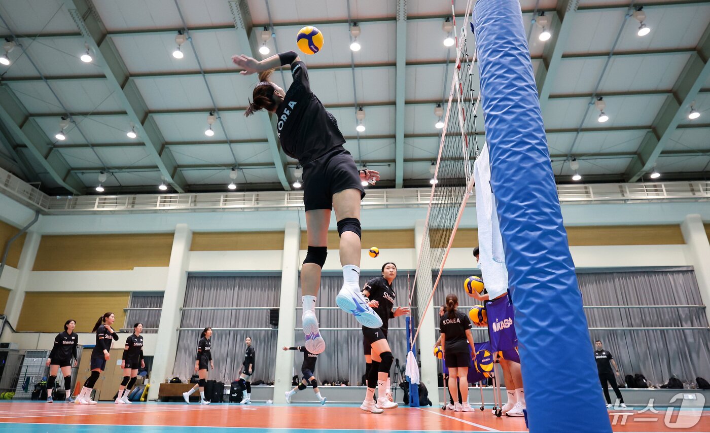 본문 이미지 - 여자배구 국가대표팀 선수들이 1일 오후 서울 서대문구 중앙여자고등학교 체육관에서 공개 훈련을 갖고 있다. 2024.5.1/뉴스1 ⓒ News1 이동해 기자